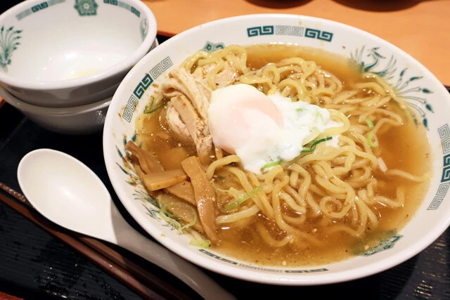 【日高屋の汁あり汁なしラーメン】日高屋の汁なしラーメンに単品のスープを追加したら魚介醤油ラーメンに大進化! さらに餃子を入れると異次元のウマさ!!<野島慎一郎のバカレシピ>